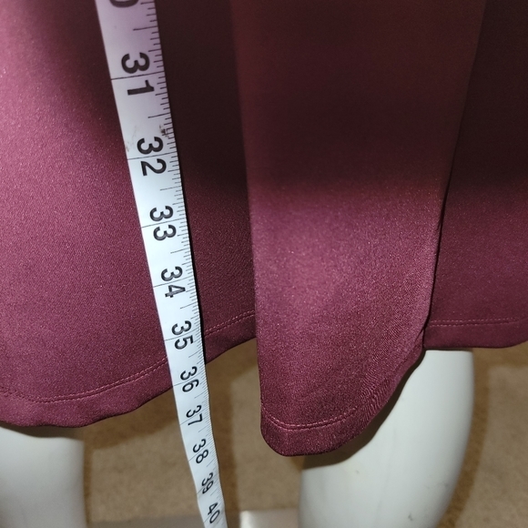 Elegant Burgundy and Black Sleeveless Dress - Picture 5 of 7